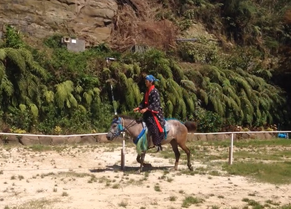 9月今帰仁村 沖縄には 世界に類がない美しさを競う 競馬 があった E No