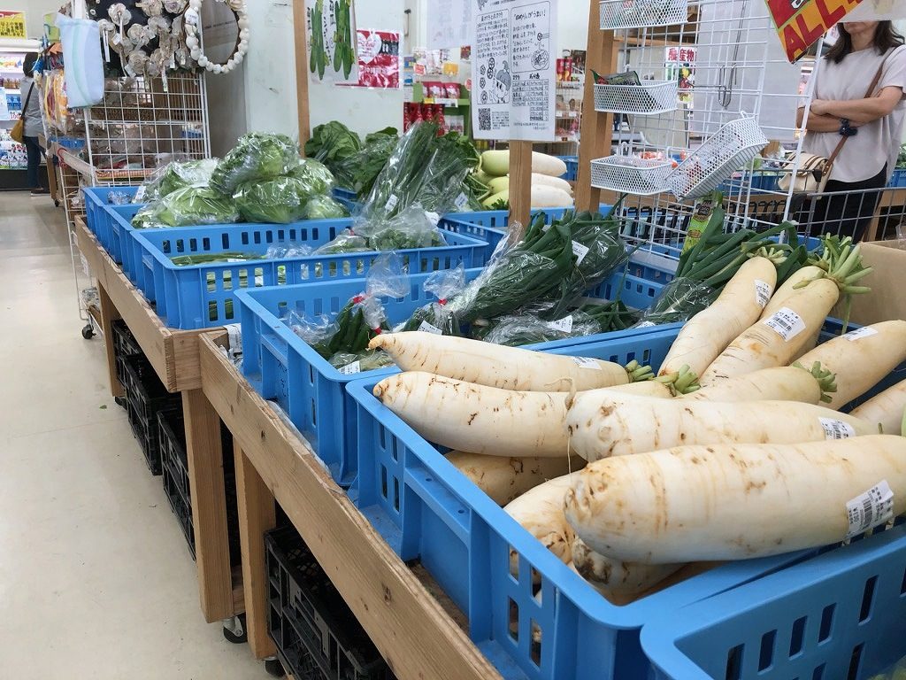 【宜野座村（ぎのざそん）にある「道の駅ぎのざ」の野菜売り場のコーナー】