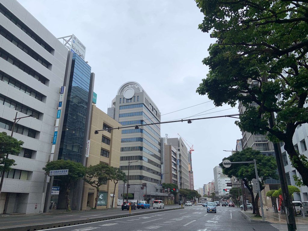 南の島の空 1日でこんなに変わる 沖縄の空 5月3日 旧暦4 11 日曜日 雨 E No